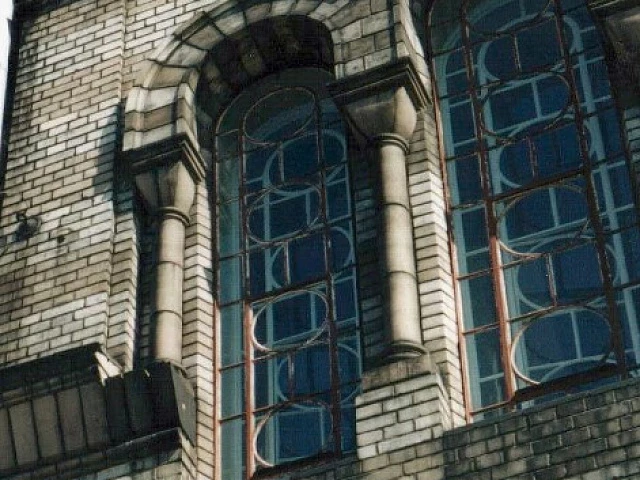 Мытье фасада кирпичного здания